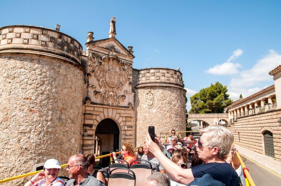Palma de Mallorca: City Sightseeing Hop-On Hop-Off Bus Tour - La Rambla and Plaza de España: where you can reset your plan