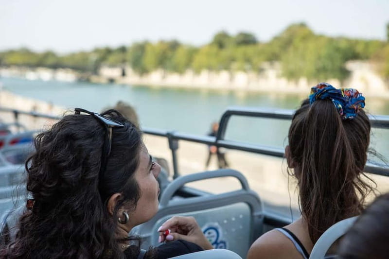 Paris: Hop-on with Emily walking tour and bus tour - App setup and audio in 10 languages: where the experience can feel smooth or stressful