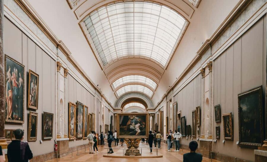 Paris: Louvre Museum Access with Host and Hop-On Hop-Off Bus - The big highlights inside the Louvre in about 2 hours