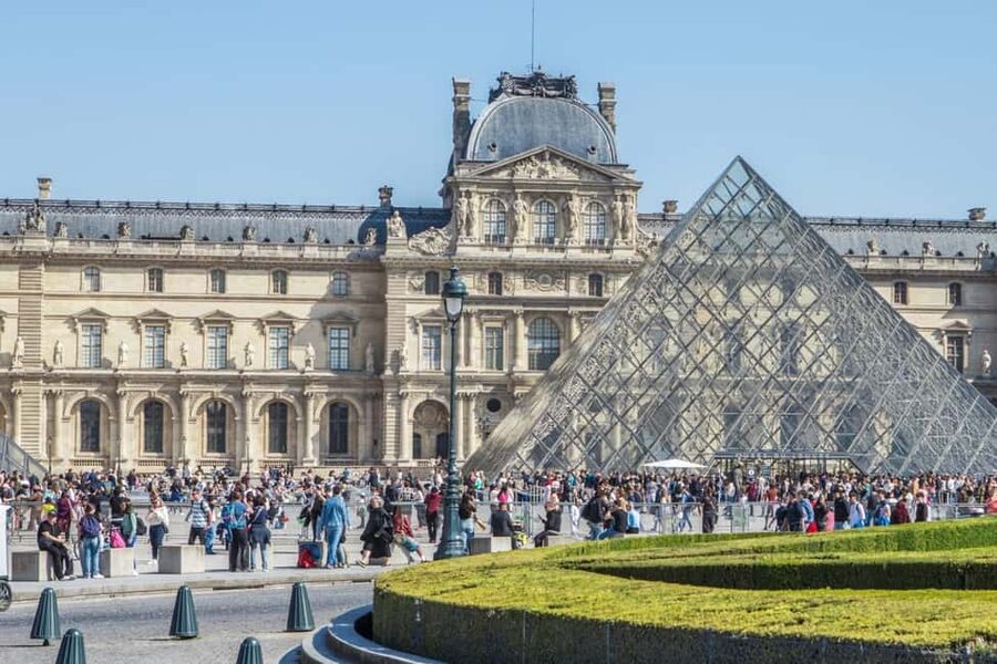 Paris: Louvre Museum Access with Host and Hop-On Hop-Off Bus - How the hop-on hop-off double-decker bus fits your day