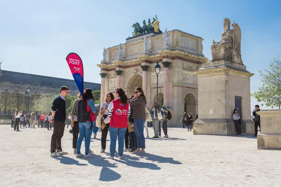 Paris: Louvre Museum Access with Host and Hop-On Hop-Off Bus - Stop-by-stop: what to look for along the bus route