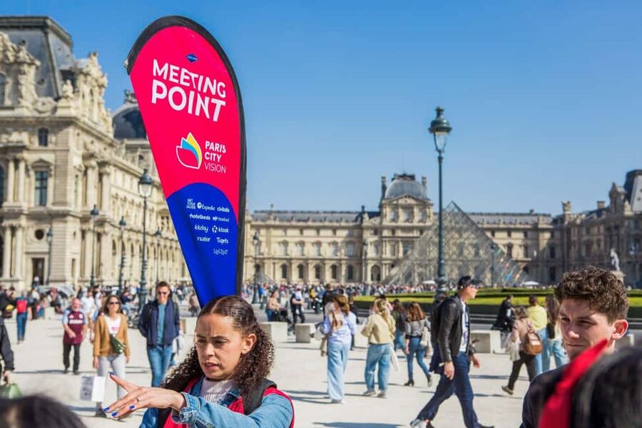 Paris: Louvre Museum Access with Host and Hop-On Hop-Off Bus - Who this tour suits best