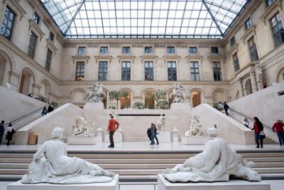 Paris: Louvre Museum Fast Entry and Hop-On Hop-Off Bus Tour - The Mona Lisa escort: the shortcut with a human touch