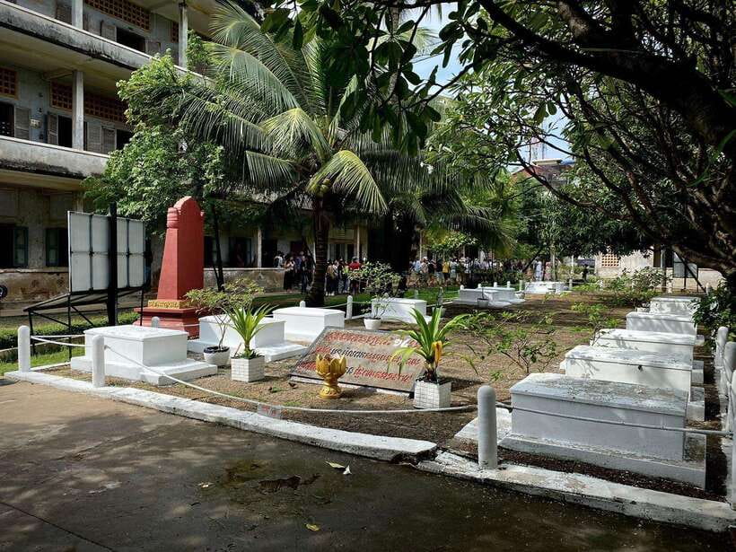 Phnom Penh: Killing Fields and Prison S21 Bus Tour - Key takeaways before you go