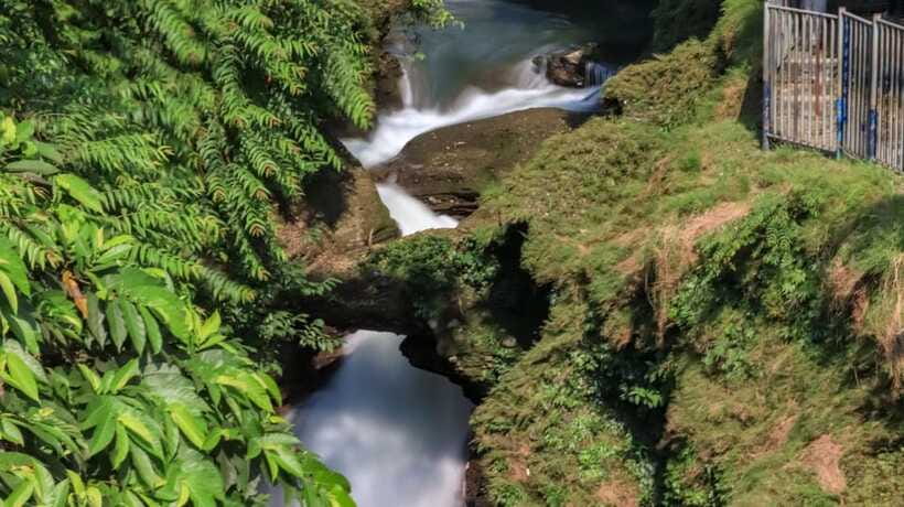Pokhara: City Sightseeing Group Bus Tour - Gupteshwor Cave (and Shiva Lingam): Cool air and close-up stalactites