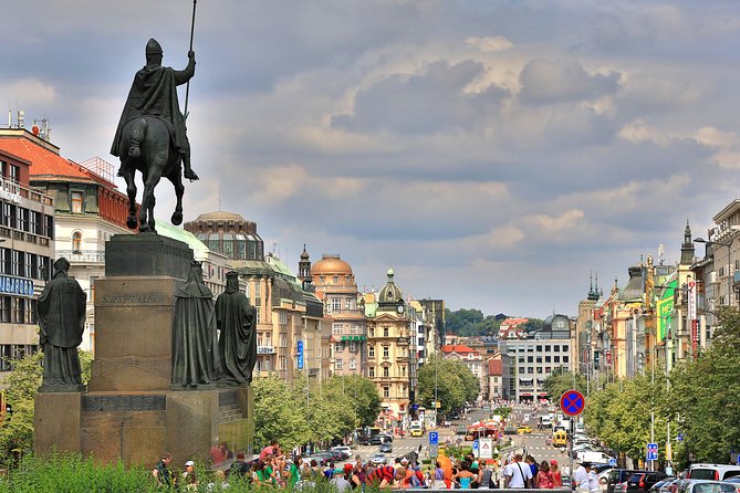 Prague: Bus Tour, Walking Tour, River Cruise and Lunch - Old Town Square and the Prague Jewish Quarter walk: closing with depth