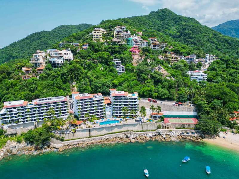 Puerto Vallarta: Hop-On-Hop-Off City Bus Tour - Los Arcos on the Malecon: how to board without stress