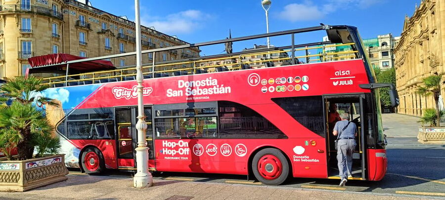 San Sebastian: Hop-On Hop-Off City Tour Bus - Aquarium and Paseo Nuevo: kick off with the waterfront mood