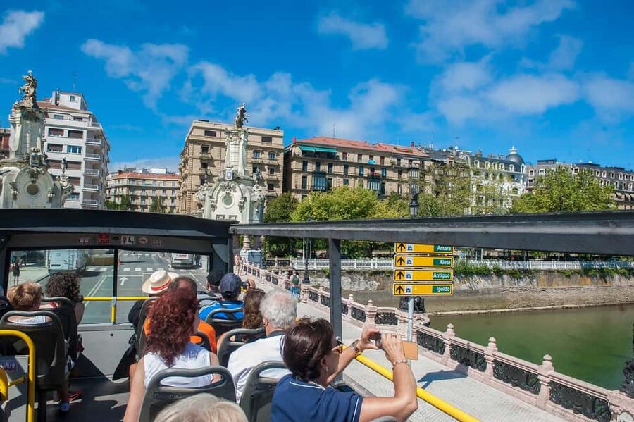 San Sebastian: Hop-On Hop-Off City Tour Bus - San Telmo and Parte Vieja: Old Town from street level and from above