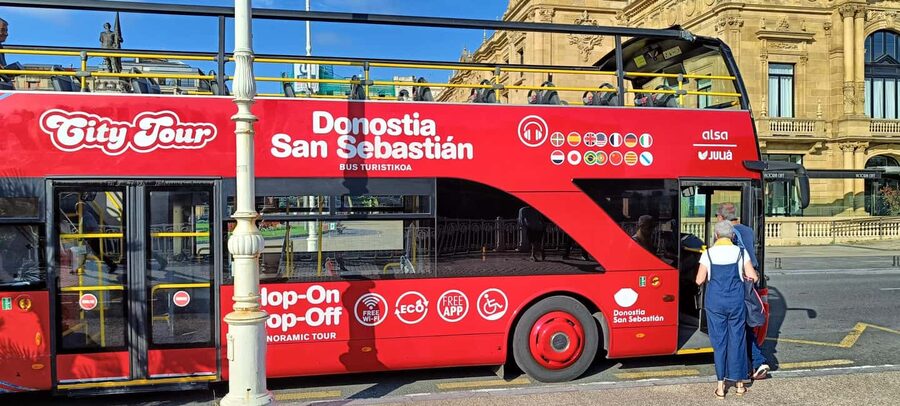 San Sebastian: Hop-On Hop-Off City Tour Bus - Plaza Guipúzcoa to the station area: central city connections