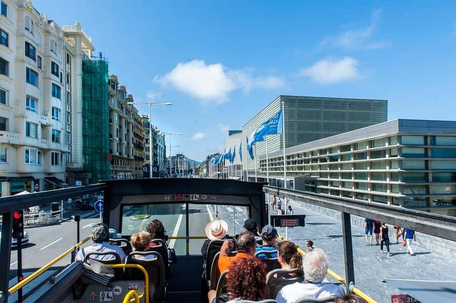 San Sebastian: Hop-On Hop-Off City Tour Bus - Gros and Playa Zurriola/Kursal: beaches that change the vibe