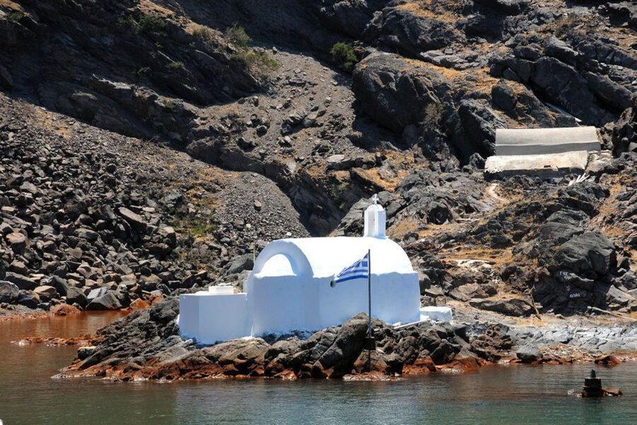 Santorini Island Bus Tour and Caldera Sunset Cruise - Ia sunset finale: Ammoudi area, 300 steps, and real timing