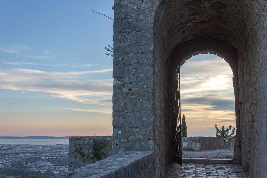 Split: Klis Sunset Sightseeing Bus Tour - Stop at Klis Fortress: photos, walking paths, and free time that matters