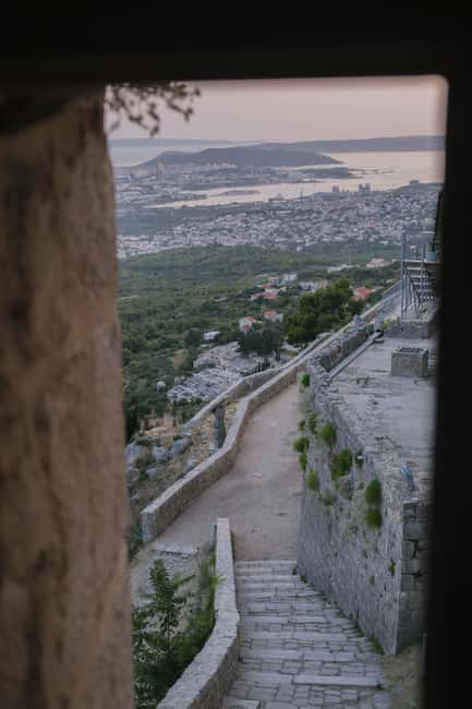 Split: Klis Sunset Sightseeing Bus Tour - The guide and audioguide setup: less confusion, more meaning