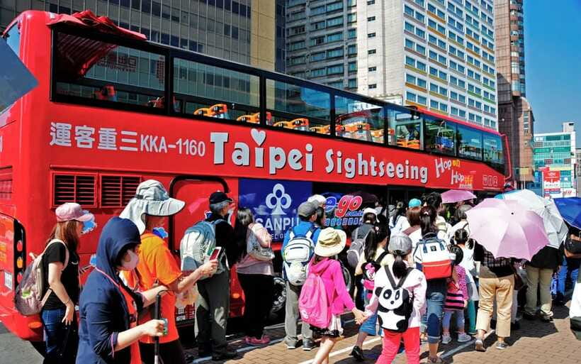 Taipei: Hop-On Hop-Off Sightseeing Bus with Audio Guide - Audio guide reality check: when traffic stomps the soundtrack