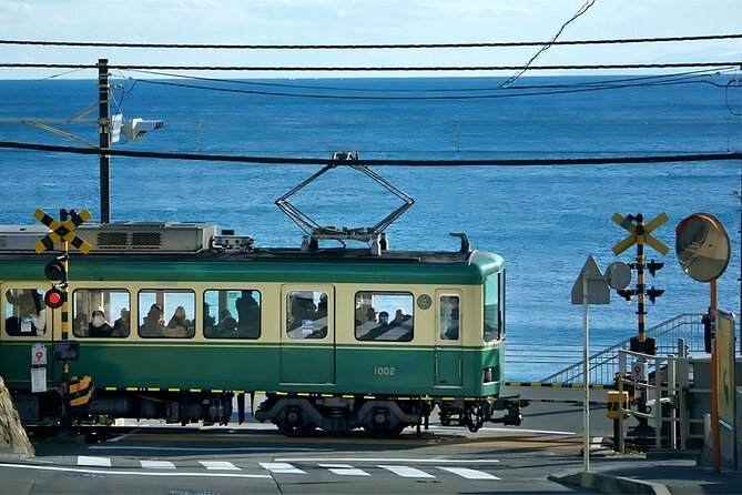 Tokyo: Bus Tour to Kamakura Great Buddha & Enoshima with Pickup - Stop 4: Tsurugaoka Hachimangu Shrine (1.5 hours) and the Minamoto centerpiece