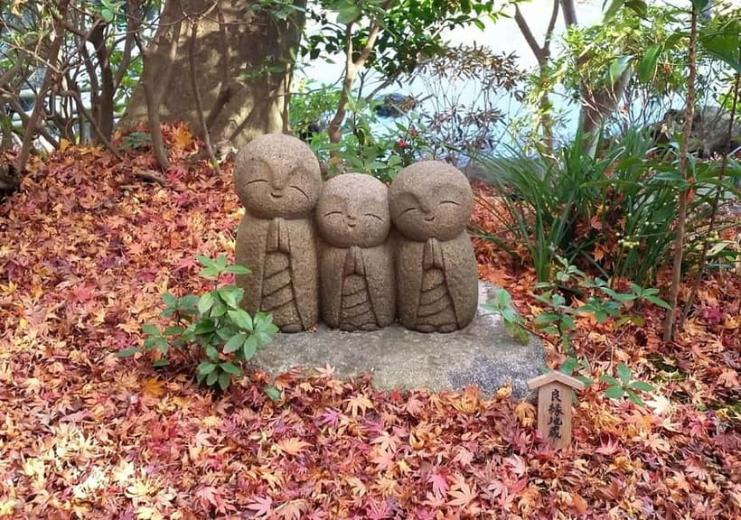 Tokyo: Kamakura & Enoshima Day Trip including Temple Tickets - Hase-dera’s seasonal gardens and the Eleven-Headed Kannon statue