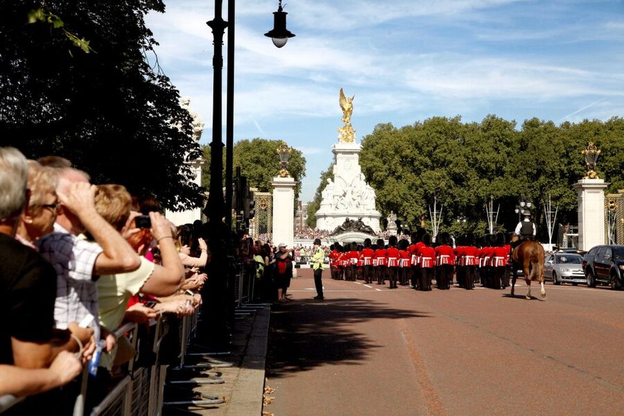 Vintage Double Decker Bus Tour & Thames River Cruise - A 3.5-hour London hit list that actually makes sense