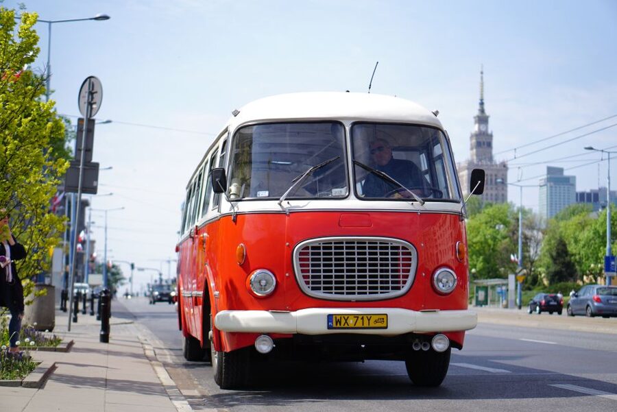 Warsaw: Highlights Guided Retro Bus Tour - Łazienki Park walk: Chopin, Palace on the Isle, and the nut tradition