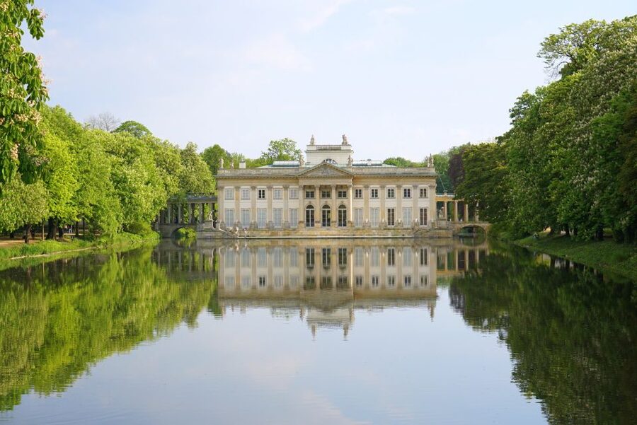 Warsaw: Highlights Guided Retro Bus Tour - Drinking hot chocolate at Wedel: a small break that matters
