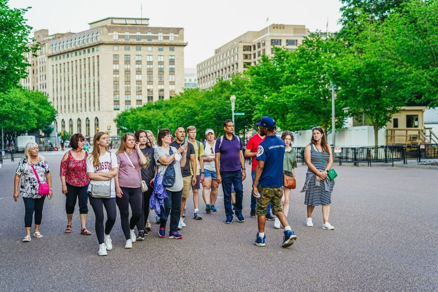 Washington DC: National Mall Night Bus Tour - The Live Guide Makes or Breaks It: What to Look For
