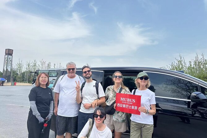 Xi'an: Terracotta Warriors All-Inclusive Bus Tour with Lunch - Lunch at 1:00 pm: The Right Kind of Break
