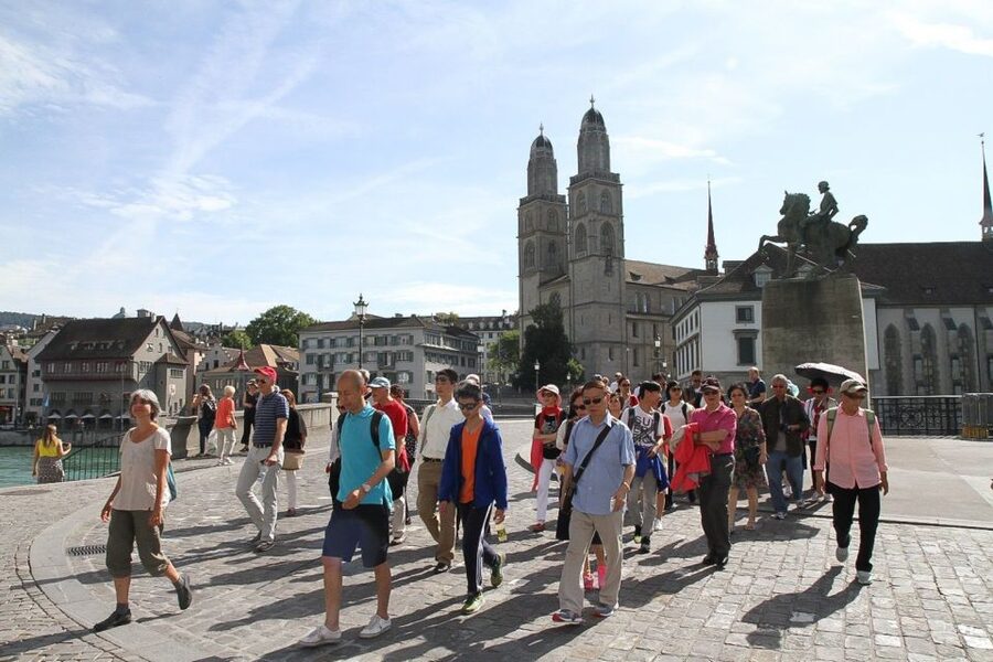Zürich: 2-Hour Sightseeing Bus Tour - Old Town Walking: Münsterhof, Guild Houses, and the Streets Between Them