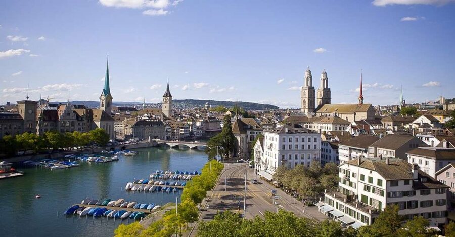 Zürich: 2-Hour Sightseeing Bus Tour - St. Peter’s Church Clock and the Power of One Building Story