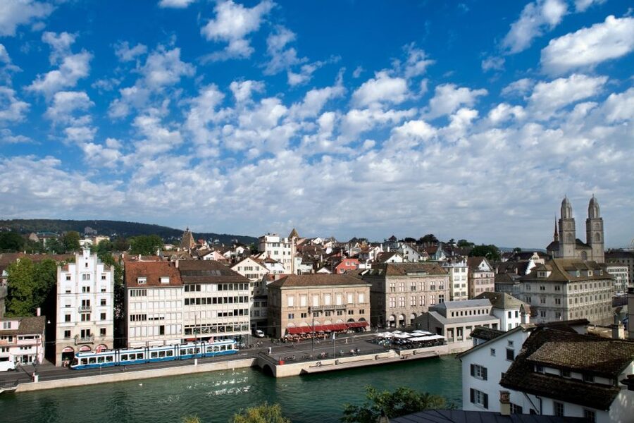 Zurich: City Bus Tour with Audio Guide and Lake Cruise - Practical tips so you enjoy the whole 3.5 hours